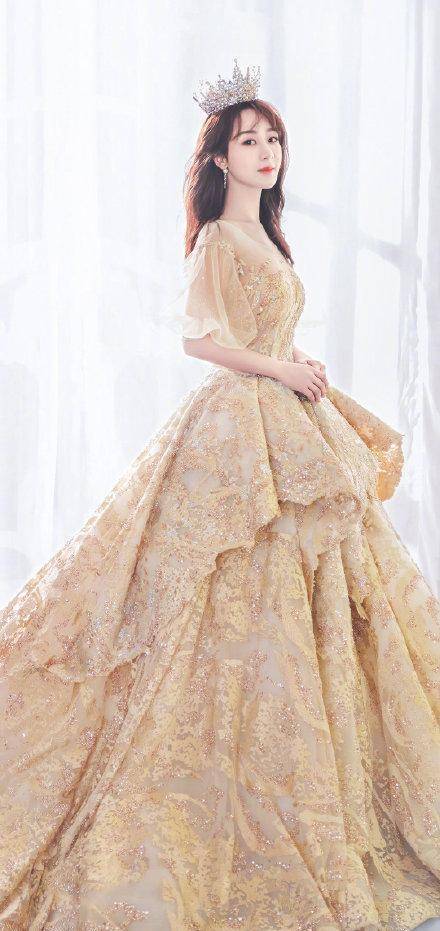 杨紫新代言换新形象,大胆挑战深v婚纱_造型_云雾_气质