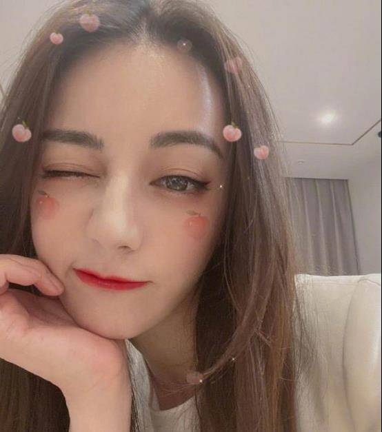 迪丽热巴绿洲晒出自拍,穿紧身衣搭工装裤又美又飒_照片_身材_五官