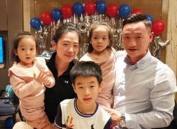 杨威三个儿女同台走秀,双胞胎女儿乖巧可爱,一家五口太幸福_杨阳洋