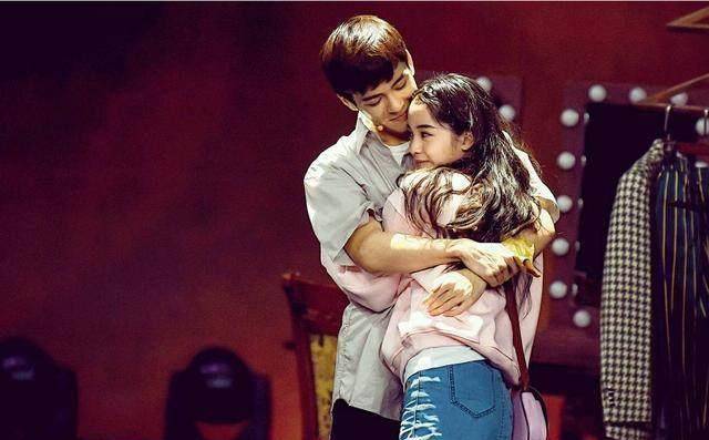 欧阳娜娜体重成谜?曾舜晞抱动过170斤男生,成龙抱她累到倒下!