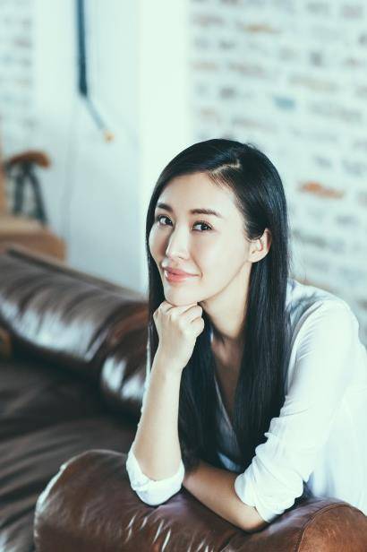 王石妻子田朴珺浴后出镜,肩膀两处红肿伤痕,素颜模样大变_和田朴_网友