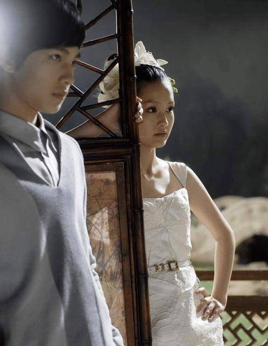 杨洋李沁隔空秀恩爱?照片惊人相似,配文就像接暗号_复合_背景_cp