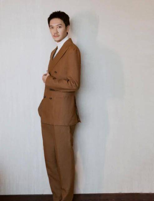 以前和何晟铭双男主,现在冯绍峰1线他18线_穿着_身材_发型