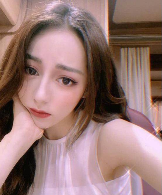 迪丽热巴绿洲晒出自拍,穿紧身衣搭工装裤又美又飒_照片_身材_五官