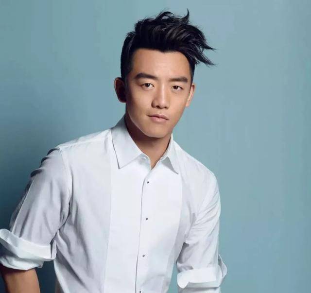 从董事长是郑恺经纪人就能看出,郑恺的股份占比是非常大的,在公司内部