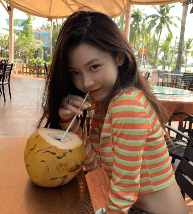 半藏森林再发"茶艺照",看清她穿的是什么后:难怪阿沁斗不过她_刘阳