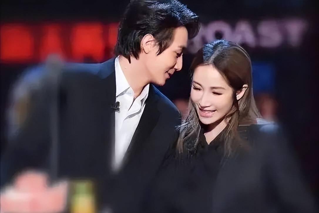 43岁萧亚轩面黄肌瘦,脸部凹陷,香肠嘴,疑被掏空_黄皓_男友_狗狗