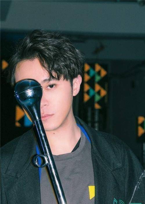 吴青峰花式拒绝签名视频被翻出,你看到这个大男孩的萌点了么?