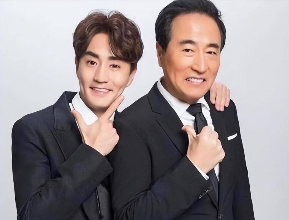 童星到演技派演员,成父亲骄傲,如今事业爱情双丰收_父母_杨立新_儿子