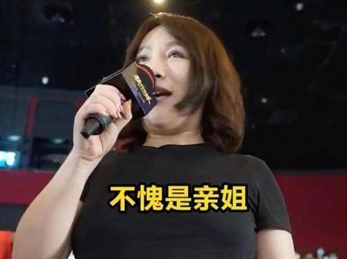 沈腾48岁姐姐严重发福,她是中国三大女高音之一,祖孙三代高颜值_沈娜