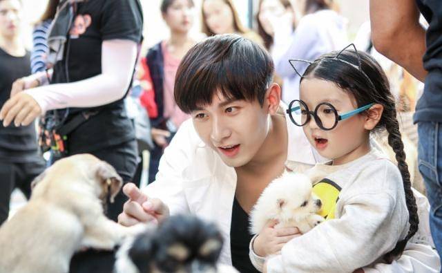 阿拉蕾:4岁赚钱养弟弟,在缺爱的环境带泪成长,现状却令人心疼_董力