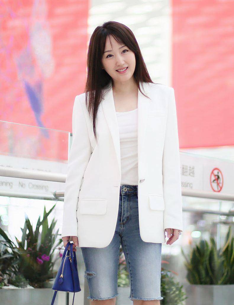 杨钰莹穿西装真有气场,搭五分裤成五五分也不显矮,多亏鞋子助攻_细节