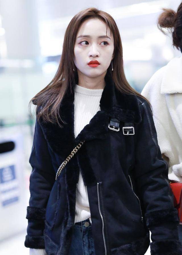 黄婷婷着个性拼接牛仔裤,一抹醒目红唇霸气外露_经典_气息_下身