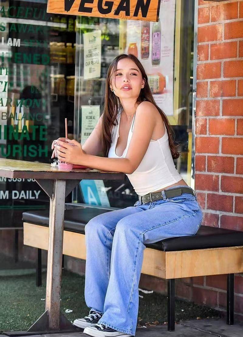 165女模苏菲·穆德晒街拍照有一张童颜,也有一张恶魔般的面孔-洞见