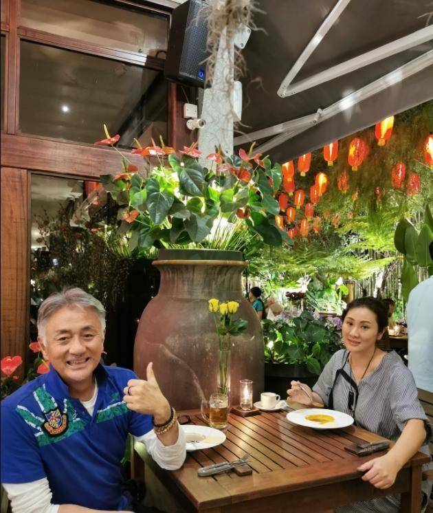 吴岱融向老婆发表爱的宣言享受二人世界庆祝情人节加结婚25周年_地方