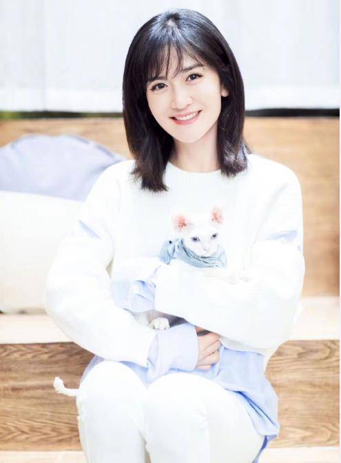 谢娜疑怀二胎,现身摄影棚拍广告,腹部隆起程度已经遮不住了_身材_管理