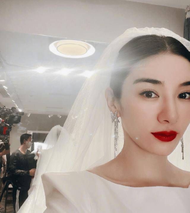 类似地,黄奕的感情状况也一直备受关注.