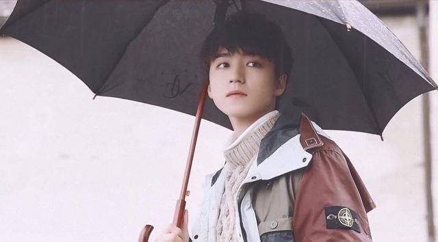 王俊凯冰雪大片释出,粉丝最羡慕的还是这两个!_柴犬_因为_耿直