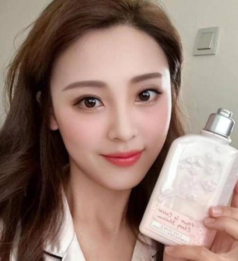 "的身体乳,涂完皮肤顺滑白几个度,却被认为是街货_肌肤_樱花_张予曦