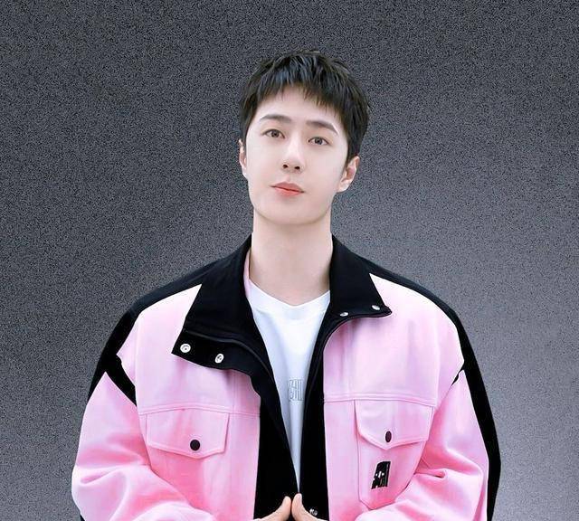 王一博的粉色系嫩得出水,网友:酷盖就要穿粉色,又潮又甜_外套_红色