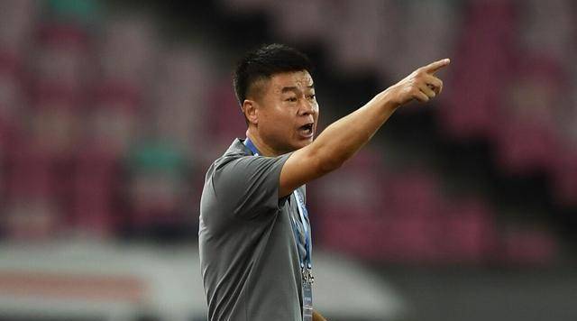 "记者顾颖写道:"在反复确认疫情防控方面的要求后,津门虎原本将在今天