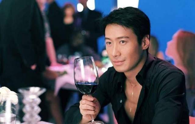 天王黎明也难逃发福命运,53岁略显油腻,二婚老婆有何魅力_舒淇_时候