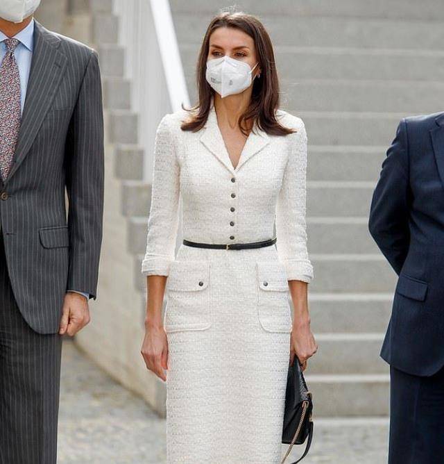 12年前,莱蒂齐亚背影照一战成名,蜂腰细腿比前超模布吕尼更完美_身材