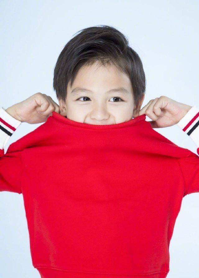 田亮儿子小亮仔6岁生日,田亮发六连拍,小亮仔真的越来越帅了_妈妈