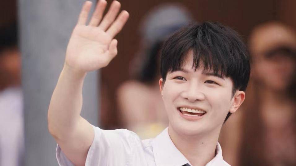 唱着歌,流着泪,周深汪苏泷与群星献唱2023毕业派对_青春_官周深_未来