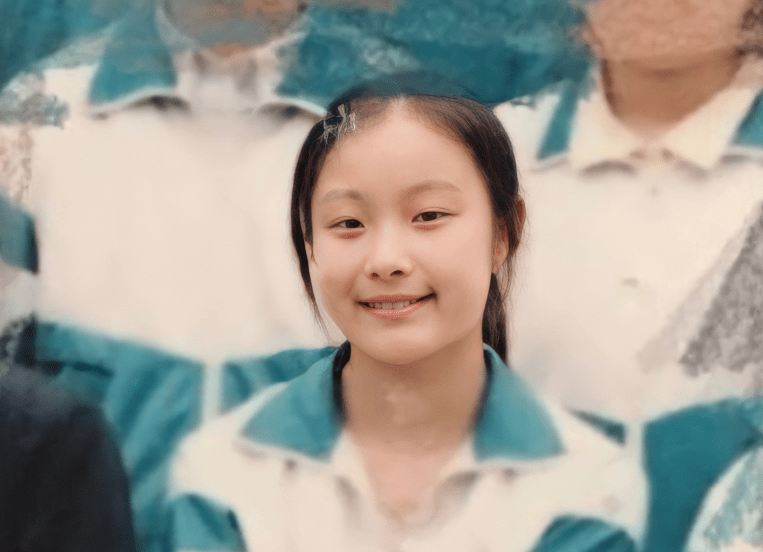 除此之外,在倪妮年龄更大一些的高中照片看来,就能明显地感受到她