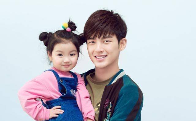 阿拉蕾:4岁赚钱养弟弟,在缺爱的环境带泪成长,现状却令人心疼_董力