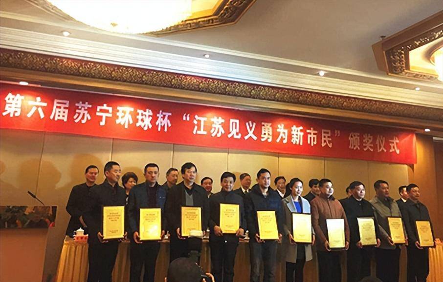 现年72岁的他把苏宁环球的董事长让给了儿子张康黎,属于张氏兄弟的