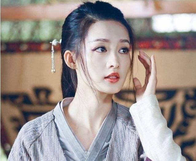 她只能在影视剧中饰演配角,先后出演了《建党伟业》《神奇侠侣》