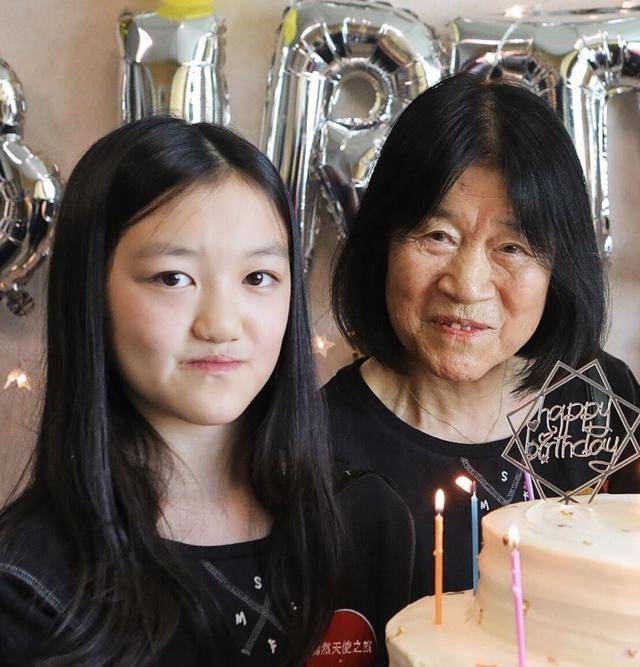 李嫣发新照片,脖子肿块明显,网友建议看医生_李亚鹏_王菲_瑞士