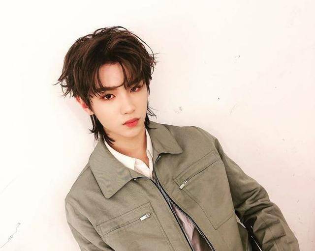 同样是鲻鱼头造型蔡徐坤可爱,易烊千玺成熟,最好看的是他!