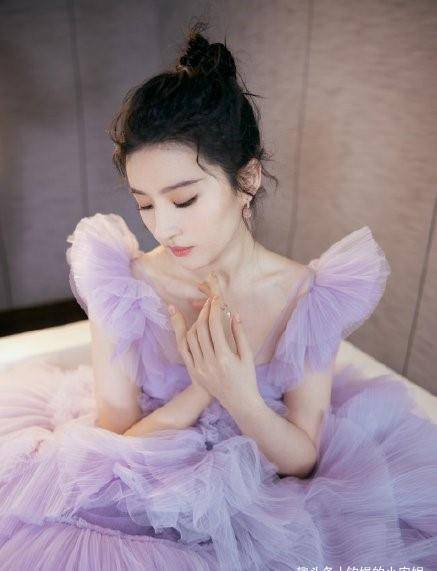 刘亦菲时尚大片,紫色鱼骨辫造型潮演绎酷少女,搭配皮裙又美又飒_营业