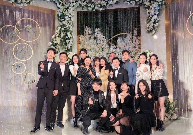 当天参加婚礼的有很多嘉行旗下的艺人,嘉行的前生就是杨幂工作室,这个