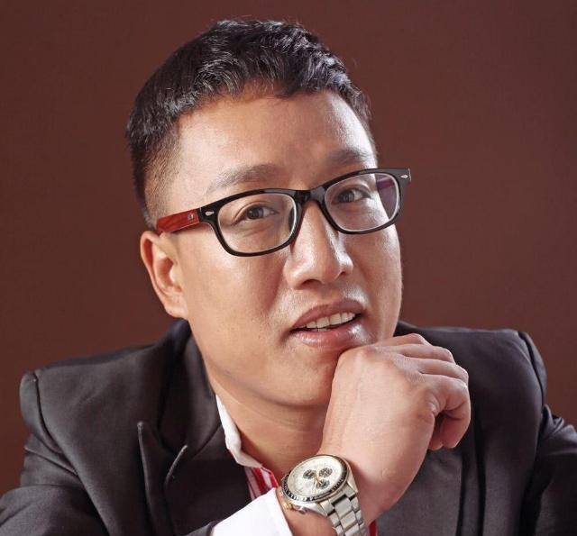 他被观众说胖的没脖子,却笑着回应,自己是一个靠才华的男人_华少_明星