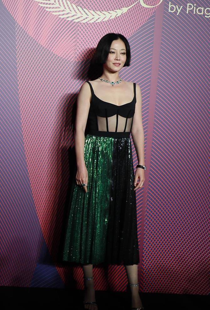 谭卓的美有种高级感,穿时髦吊带裙,优雅吸睛又气场满满_裙子_女明星