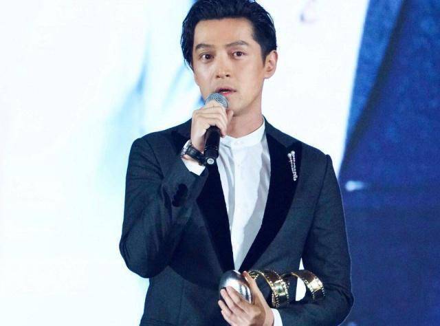 上影节胡歌一路小跑去跳舞,鹿晗的表情才最真实,吴京太困竟睡着_闫妮