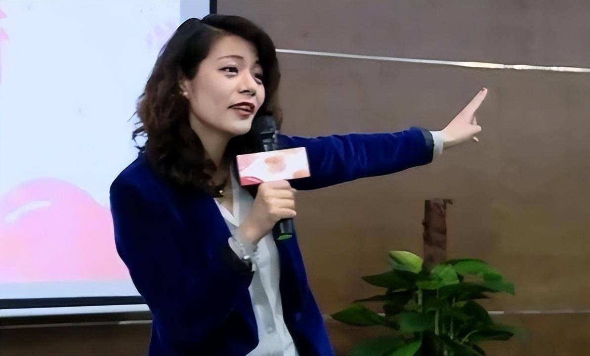 复旦大学女教授陈果,连耄耋两字都不认识,被网友轰下神坛