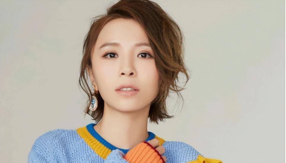 其四,黄雅莉没有李宇春的"中性美",没有周笔畅和张靓颖的唱功,综合