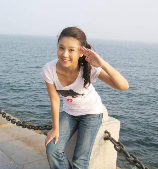 肯定不错,在年轻时候就拿到了金鸡奖,别看李小萌不大,但是她也是很有