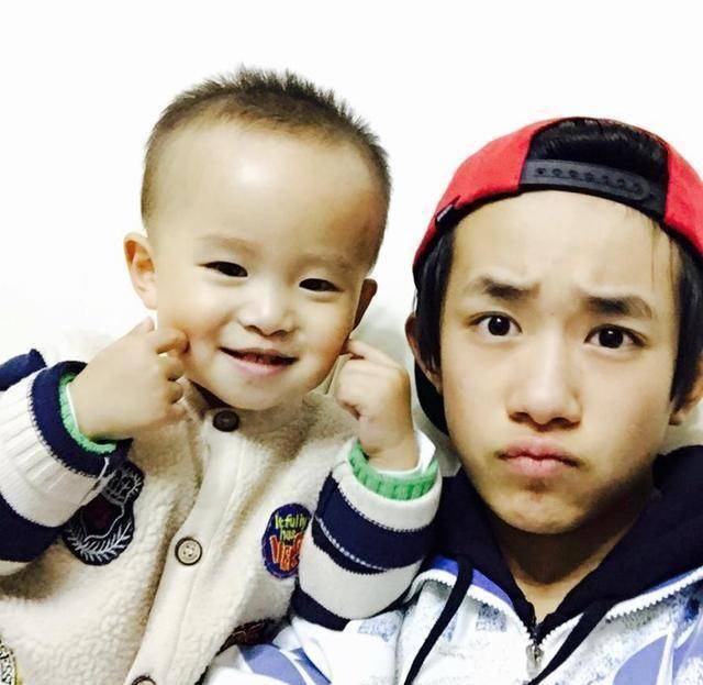 易烊昱华小名楠楠,每年弟弟过生日,千玺都会在社交平台上给楠楠庆生.