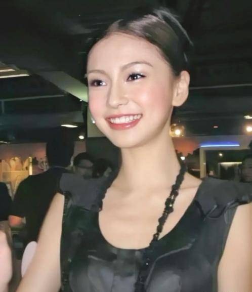 杨颖17岁卸牙套后照片曝光,满脸胶原蛋白,网友:完全不是一个人_baby