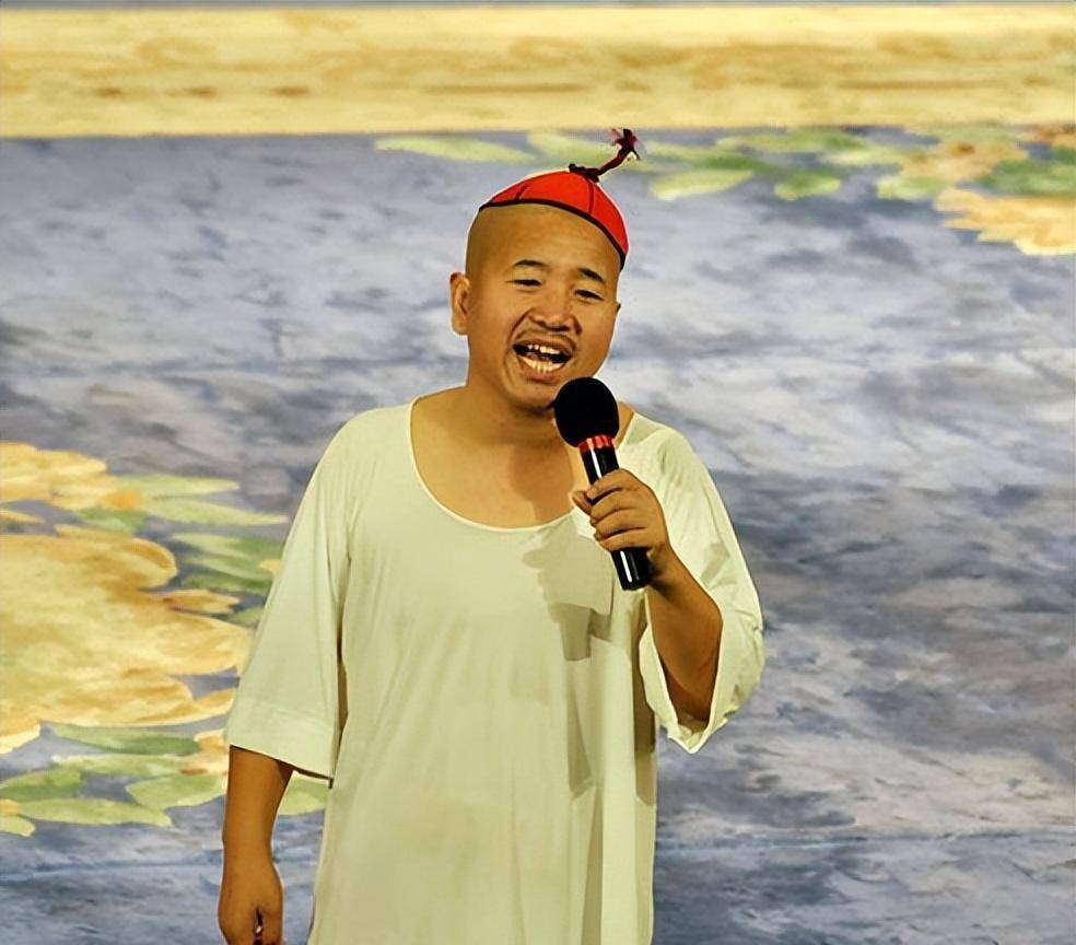 恢复单身后,王小利听说长春和平大戏院正在招二人转演员,他便跑去应聘