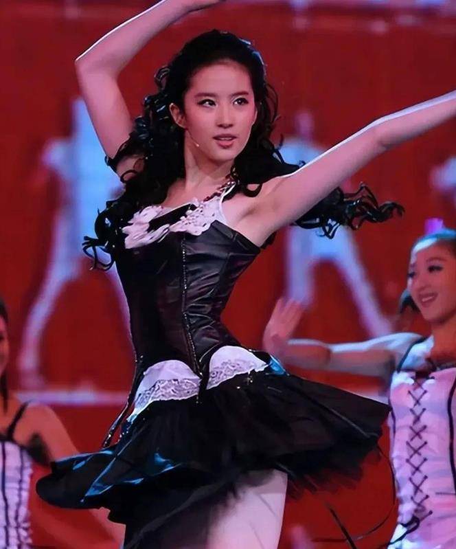 35岁刘亦菲身材火辣,穿抹胸孔雀裙美若天仙,为何至今无人敢娶?