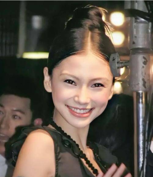 杨颖17岁卸牙套后照片曝光,满脸胶原蛋白,网友:完全不是一个人_baby