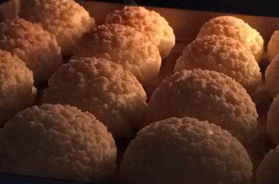 烤好后取出,淡奶油加糖用打蛋器打发,装入裱花袋,从泡芙底戳进去,挤入