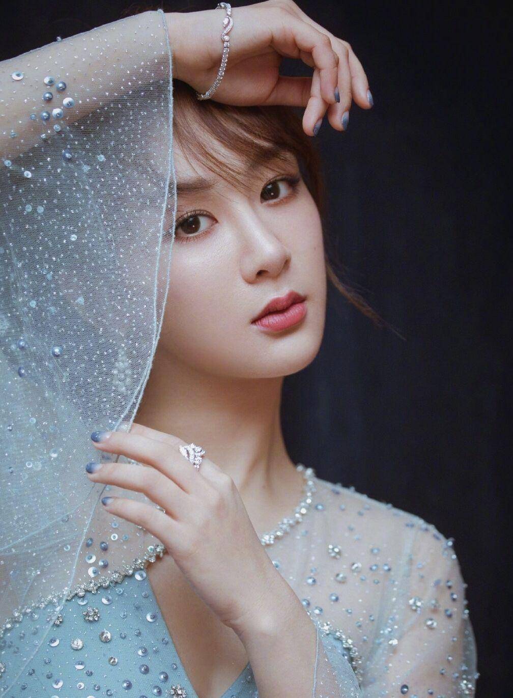 在今年,杨紫和李现搭档饰演的一部偶像剧《亲爱的,热爱的》更是火爆